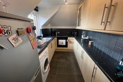 2 bedroom flat to rent, Bitterne Road East, Southampton SO18