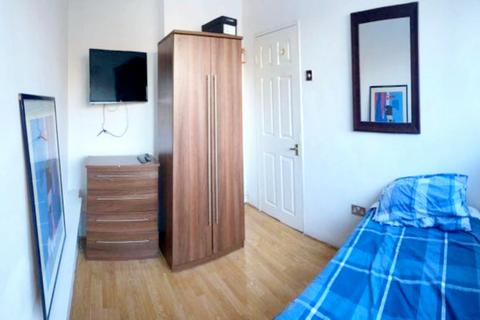 1 bedroom in a flat share to rent, London, SW15