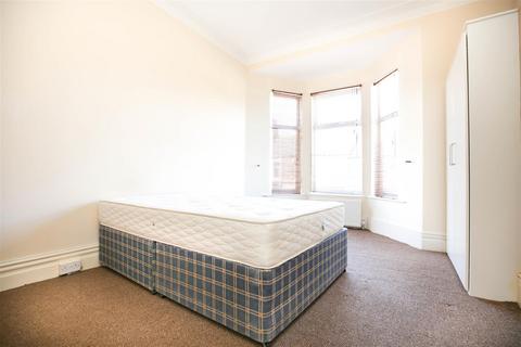 2 bedroom flat to rent, Biddlestone Road, Newcastle Upon Tyne NE6