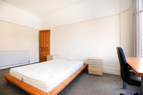 2 bedroom flat to rent, Biddlestone Road, Newcastle Upon Tyne NE6