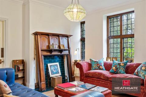 6 Heath Close, London, NW11 7DX