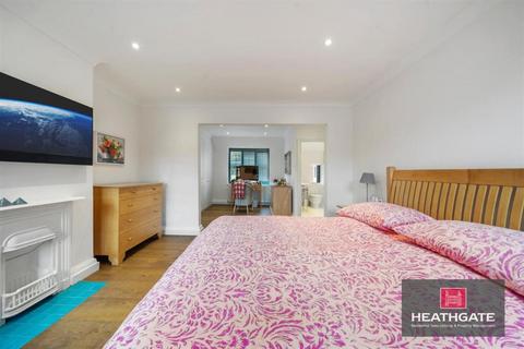 6 Heath Close, London, NW11 7DX