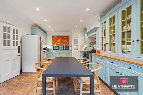 6 Heath Close, London, NW11 7DX