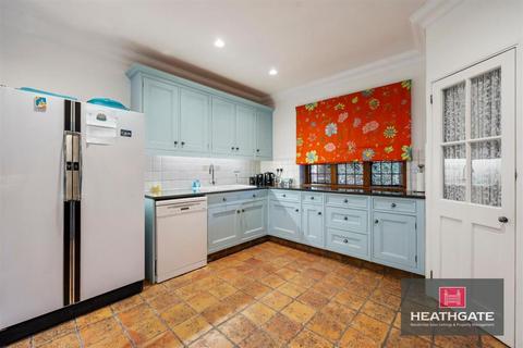 6 Heath Close, London, NW11 7DX