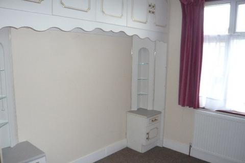 3 bedroom house to rent, Craigwell Avenue, Feltham