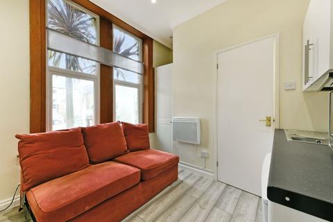 Studio to rent, Amber Court, Surbiton KT5
