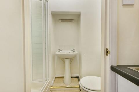 Studio to rent, Amber Court, Surbiton KT5