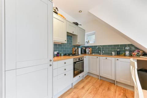 2 bedroom maisonette to rent, Marcus Street, SW18