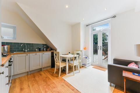 2 bedroom maisonette to rent, Marcus Street, SW18