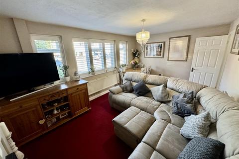 3 bedroom semi-detached house for sale, Swiftway, Lutterworth