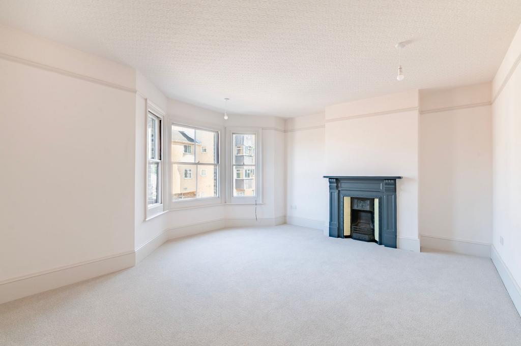 St. Peters Street, Lowestoft, NR32 3 bed property to rent £950 pcm (£