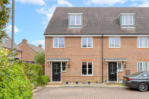 4 bedroom townhouse for sale, Hawthorn Croft, Stotfold, SG5 4RT