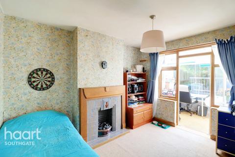 3 bedroom end of terrace house for sale, Daneland, Barnet