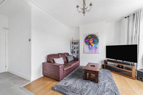 2 bedroom flat to rent, Holly Park Road, London W7