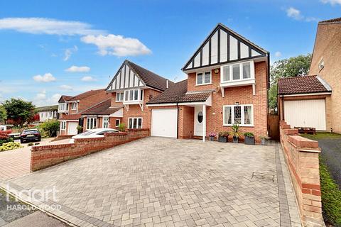 6 Troopers Drive, Romford, RM3 9DE