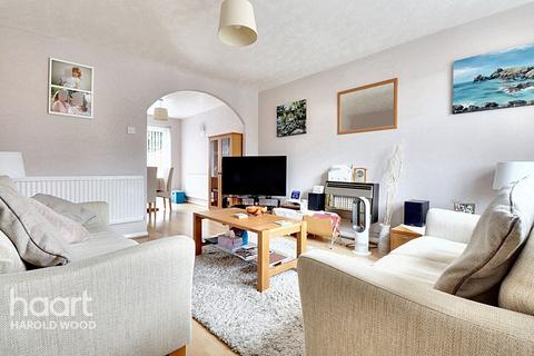 6 Troopers Drive, Romford, RM3 9DE