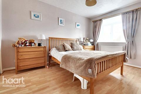 6 Troopers Drive, Romford, RM3 9DE