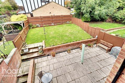 6 Troopers Drive, Romford, RM3 9DE