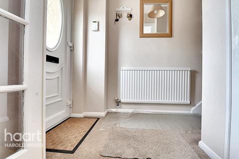 6 Troopers Drive, Romford, RM3 9DE