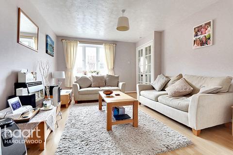 6 Troopers Drive, Romford, RM3 9DE