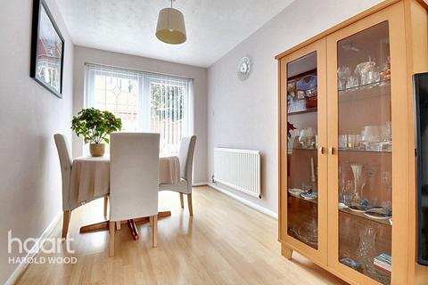 6 Troopers Drive, Romford, RM3 9DE