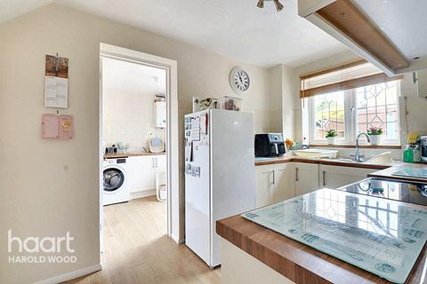 6 Troopers Drive, Romford, RM3 9DE