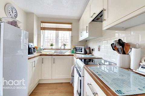 6 Troopers Drive, Romford, RM3 9DE