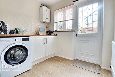 6 Troopers Drive, Romford, RM3 9DE