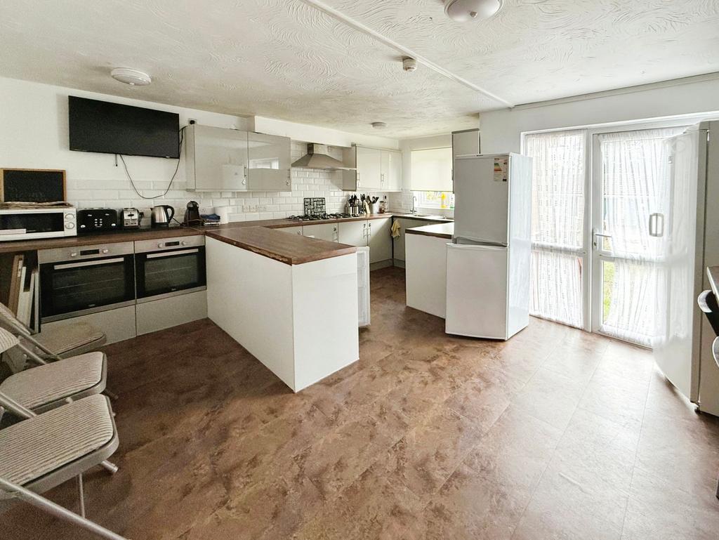 Kitchen/ Dining Room