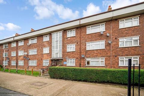 3 bedroom flat for sale, Hatfield Close, Ilford IG6