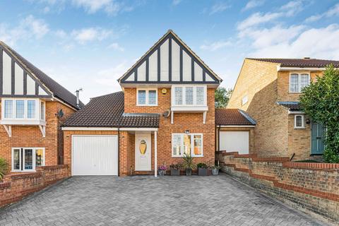 6 Troopers Drive, Romford, RM3 9DE