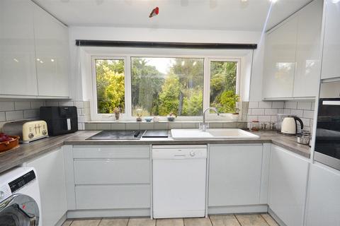 2 Burrow Down Close, Eastbourne, BN20 8SU