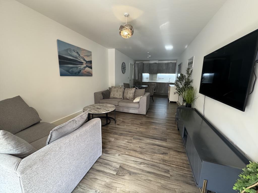 Russell Way, Crawley 2 bed flat for sale £260,000