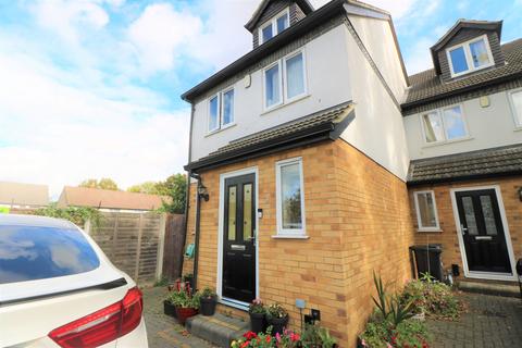 3 bedroom end of terrace house for sale, Rathore Close, Romford RM6