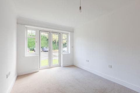 2 bedroom flat for sale, Brighton Road, Surrey KT15