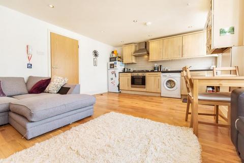 2 bedroom flat to rent, Hambalt Road, London SW4