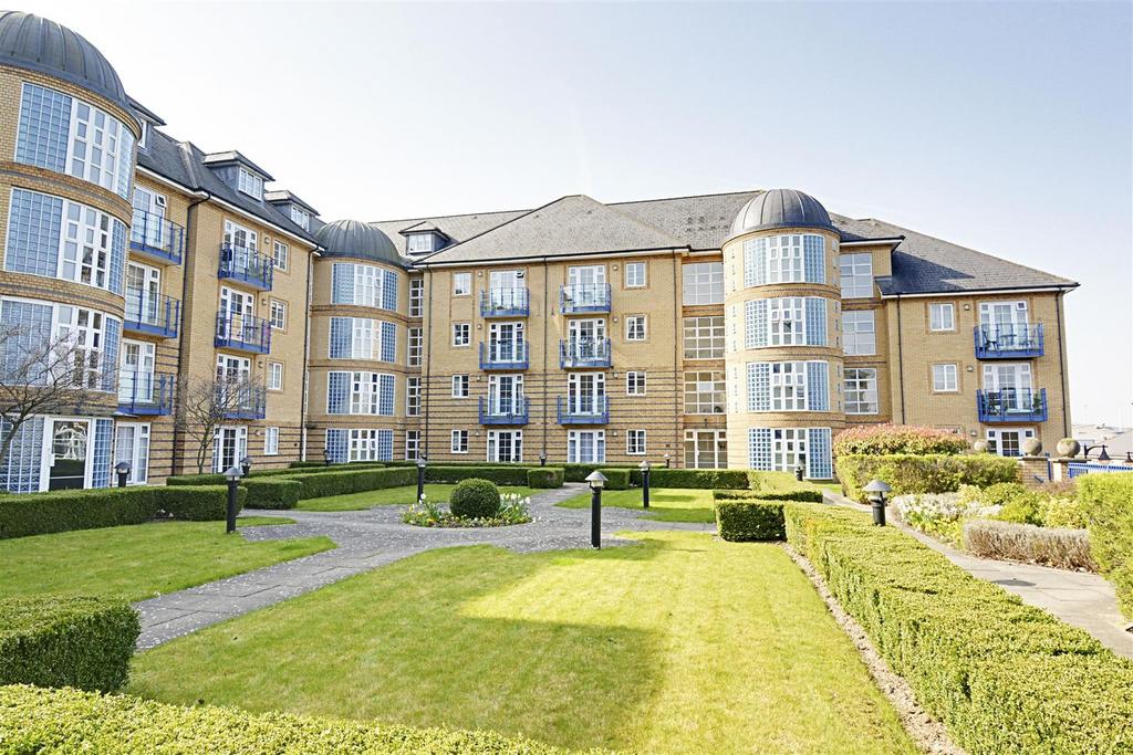 Newland Gardens, Hertford SG13 2 bed property for sale £325,000