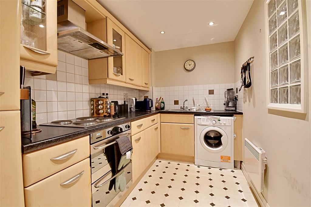 Newland Gardens, Hertford SG13 2 bed property for sale £325,000