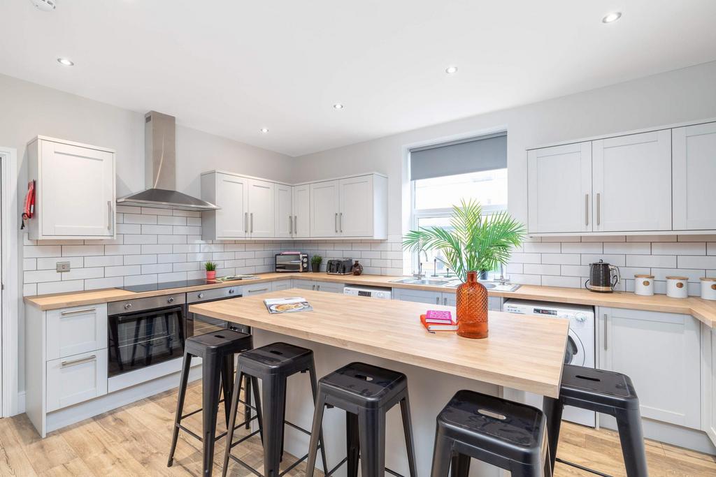 Devon Road, Leeds LS2 6 bed house to rent £3,900 pcm (£900 pw)