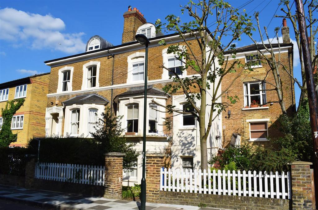 Laurel Road, Hampton Hill 2 bed apartment to rent £1,595 pcm (£368 pw)