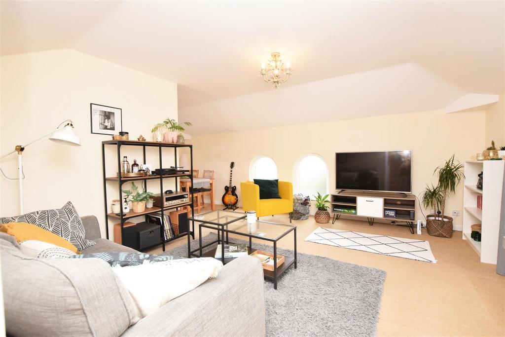 Laurel Road, Hampton Hill 2 bed apartment to rent £1,595 pcm (£368 pw)