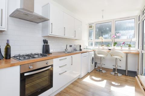 2 bedroom flat to rent, Winterfold Close London SW19