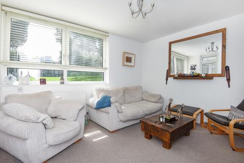 2 bedroom flat to rent, Winterfold Close London SW19