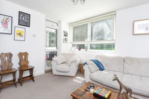 2 bedroom flat to rent, Winterfold Close London SW19