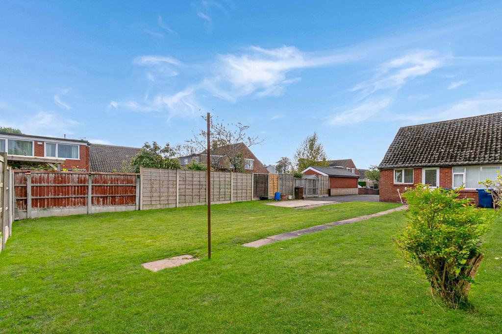 Thornhill Road, Leyland PR25 3 bed semidetached house for sale £170,000