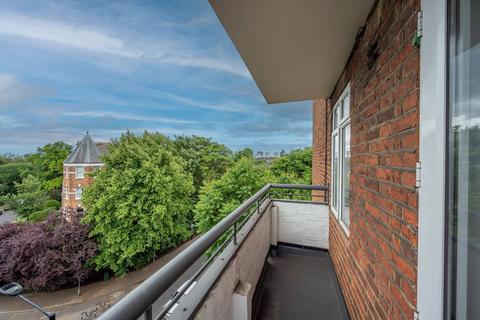 3 bedroom flat for sale, Keswick Road, East Putney, London, SW15