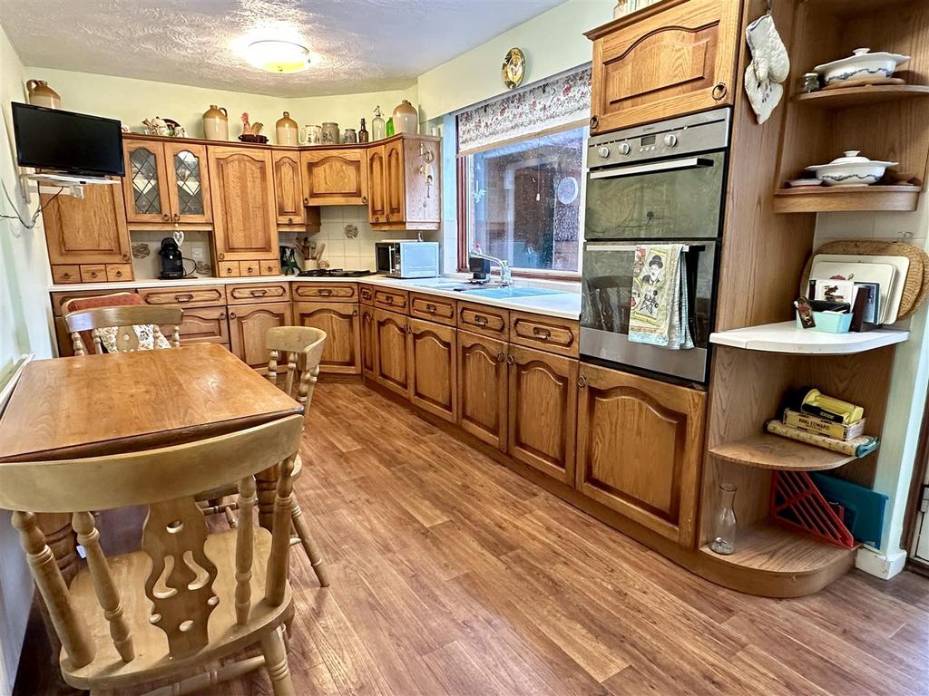 Alauna Avenue, Alcester 3 bed terraced house for sale £250,000
