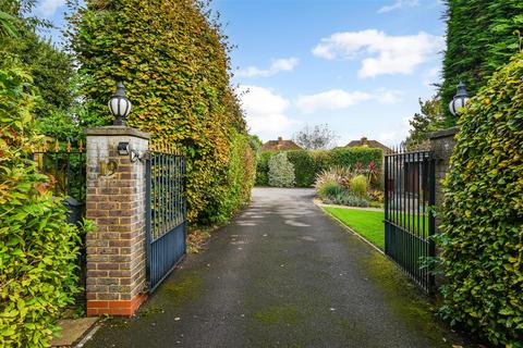 4 bedroom detached house for sale, The Close, Boxgrove