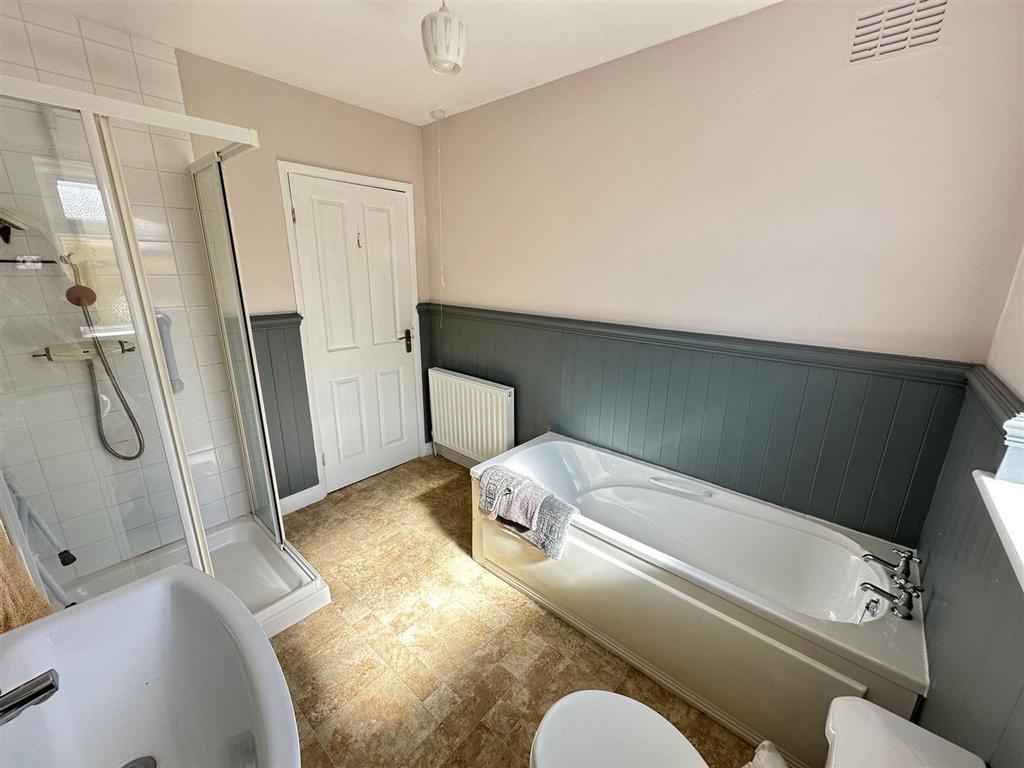 Bathroom 2.jpg