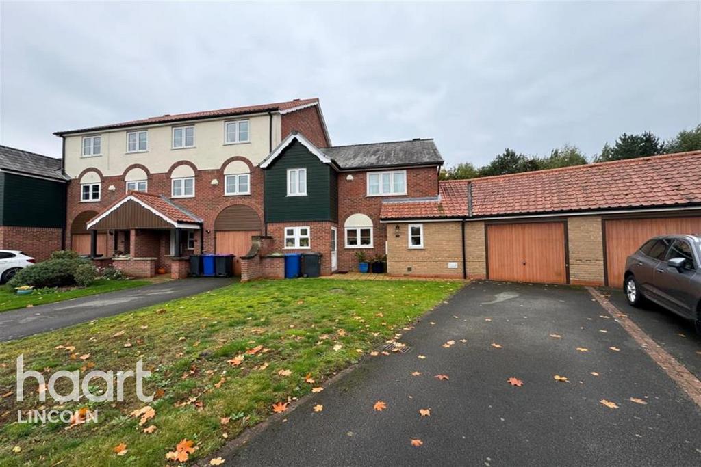 Park Lane, Burton Waters 3 bed detached house to rent £1,400 pcm (£